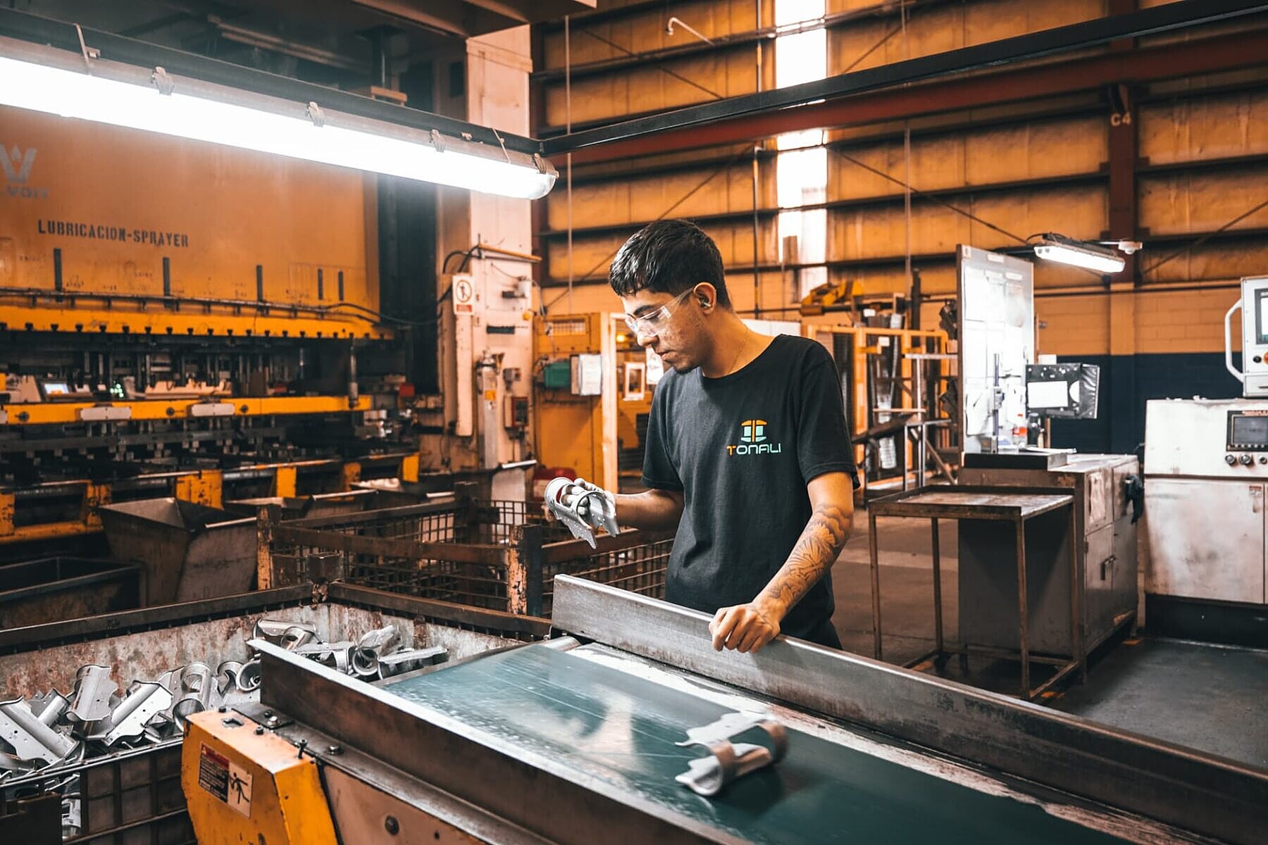 Operator at the deburring and parts washing station