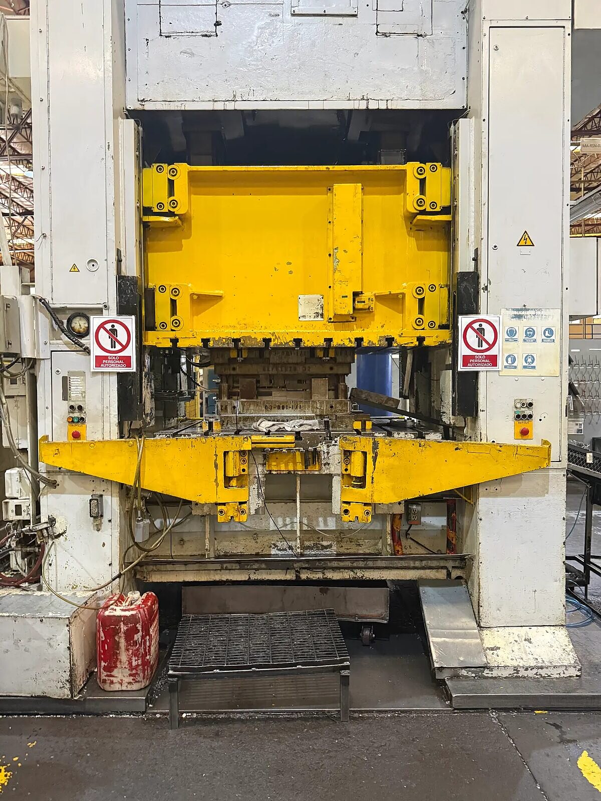 Progressive die mounted inside a TONALI stamping press
